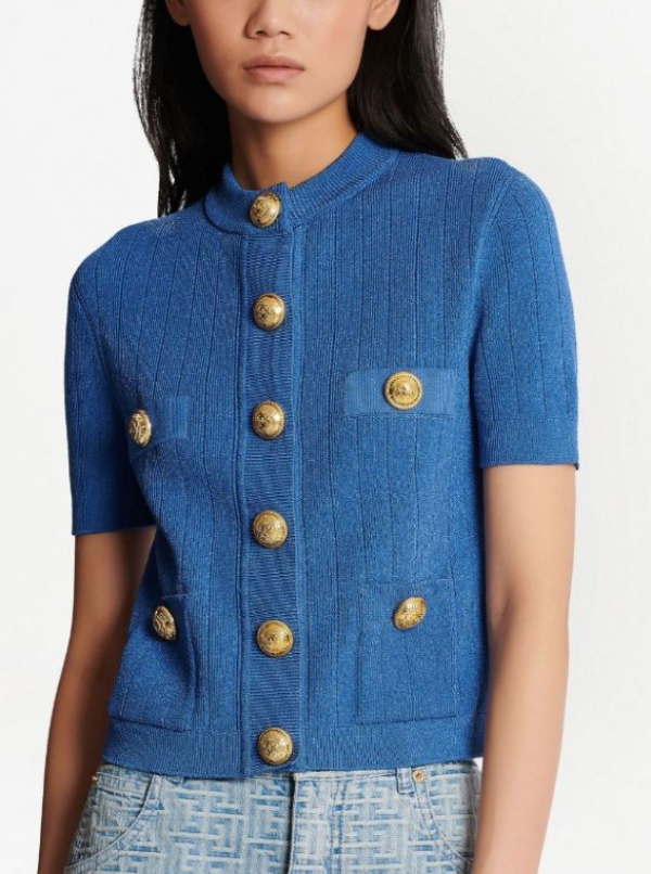 Kardigan rajut dengan detail kancing